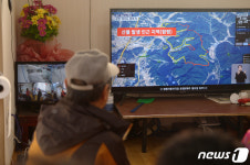 뉴스 특보 보는 대피 주민