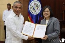 브리세뇨 벨리즈 총리와 협약서 든 차이잉원 총통