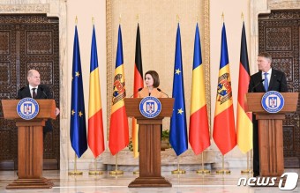 기자회견하는 숄츠 총리와 몰도바-루마니아 대통령