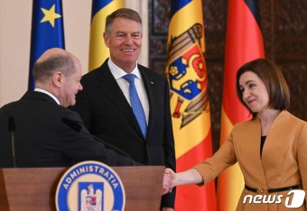 악수하는 숄츠 총리와 몰도바-루마니아 대통령