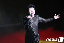 밤안개 원로가수 현미 별세, 자택서 쓰러진 채 발견…향년 85세
