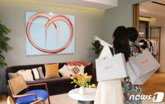옷 사러 와서 미술 작품 관람한다…LF, 편집숍 라움서 아트 전시회 진행