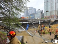 [뉴스1 PICK]갑자기 와르르 분당 정자교 인도 일부 붕괴...2명 사상
