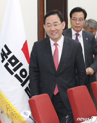 퇴임 기자회견 나서는 주호영 원내대표