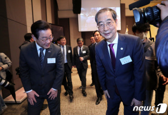 인사 나누는 한덕수 총리와 이재명 대표