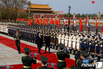 의장대 사열하는 시진핑-마크롱