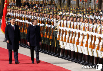 의장대 사열하는 中 시진핑과 佛 마크롱