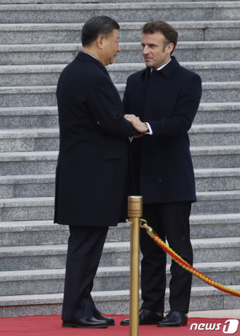 굳게 손 잡은 시진핑 주석과 마크롱 대통령