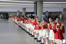 실사단을 배웅하는 월드피스엔젤 예술단 어린이 합창단
