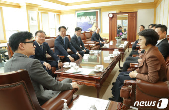 부산고등검찰청 검사장실서 환담하는 한동훈 장관
