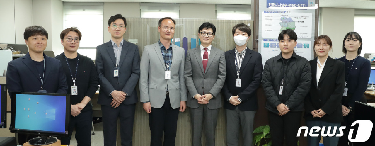 한동훈 대표, 친한 계 김건희 여사 공개 활동 자제 발언에 화제