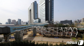 철거 작업 진행되는 용산 공중보행교