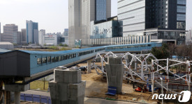 철거 작업 시작한 용산 공중보행교