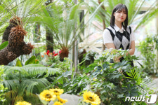 신인 가수 성은 초록빛 싱그러움을 담아