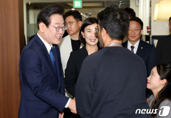 이재명 대통령 당선, 실용주의적 외교와 정책 변화 기대 외신들 주목
