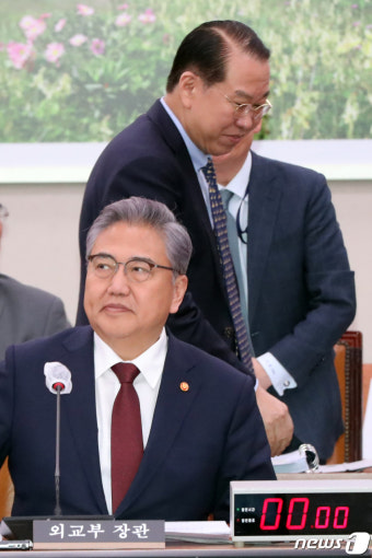 국회 외통위 출석한 박진·권영세