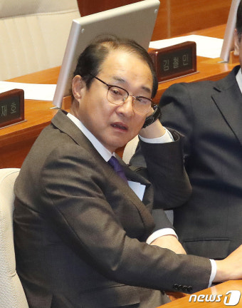 본회의 참석한 이성만 의원