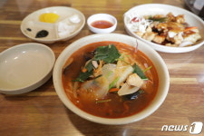 남는 게 있나요? 10년 넘게 짜장면 2천원…손님은 걱정하며 후루룩