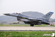 광주기지 착륙하는 美 F-16 전투기