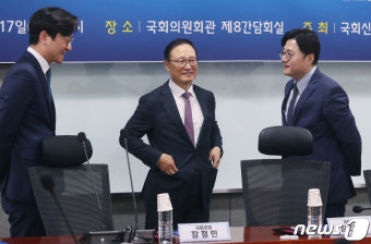 공공행정 AI 도입방안 포럼에서 대화하는 홍영표 의원