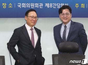 홍익표 의원과 대화하는 홍영표 의원