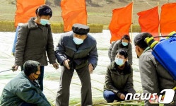 알곡 고지 점령의 기수가 되자…농사 성과 박차 가하는 北