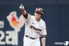 키움 이형종, 548일 만에 4번 중책…신인 송재선도 선발 출장
