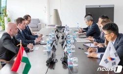 면담하는 장영진 차관과 헝가리 경제개발부 차관