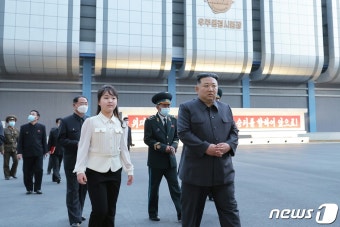 北 김정은, 딸 주애 데리고 정찰위성 시찰…