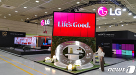 시그니처 올레드M TV에 서빙로봇 클로이도…LG전자 월드IT쇼 참가