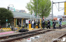 극락강역에 들어가는 장애인들