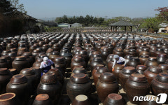 깨끗한 장독에서 맛있는 장이 만들어져요