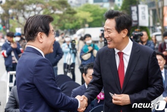악수하는 이재명 대표와 오세훈 시장