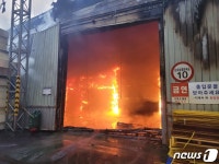 밀양 한국카본 2공장 큰불 대응 2단계…공장 1개동 태우고 확산(상보)