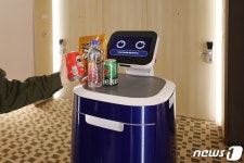 제주신화월드 신입사원은 AI…로봇이 호텔 배달 서비스