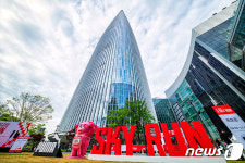 123층 롯데타워 수직마라톤 스카이런…81세도 5세도 뛰었다