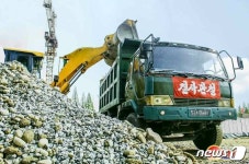 북한, 화성지구 1만 세대 살림집 건설 현장 부각…혁명적 의지로