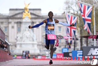 케냐 키프텀, '2시간01분25초'에 런던마라톤 우승…역대 2위 기록