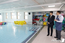 장애인학교 재활시설 둘러보는 이주호 부총리