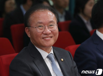 웃는 윤재옥 원내대표