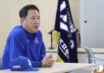 취재진 질문에 답하는 삼성 박진만 감독