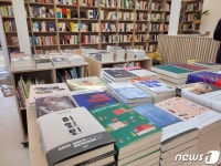 문재인 전 대통령 “평산책방, 마을 명소로 자랑거리 되길 바라”