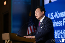 첨eks산업포럼 축사하는 윤 대통령