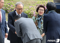 MB, 사면 후 두 번째 공개 행보로 연극 관람