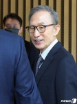 연극 관람 나선 MB