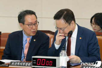 박민수 차관과 대화 나누는 조규홍 장관
