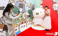 더현대 서울에 마련된 오(리)벤져스 팝업