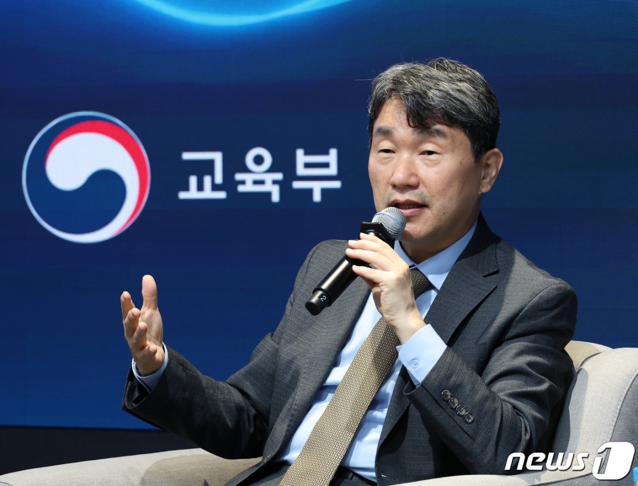 이주호 부총리, 국회 교육위에서 업무보고 후 인사와 노력 전하는 모습