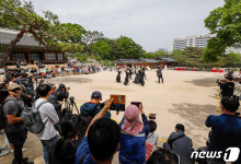 궁궐 퍼레이드 관람하는 시민들