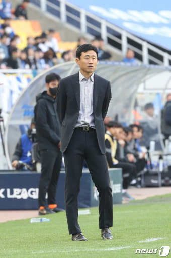 경기 지켜보는 대구 최원권 감독